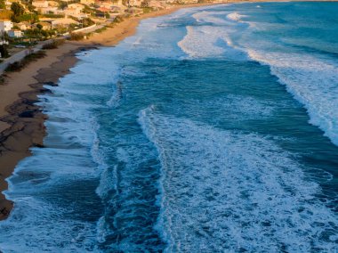 Okyanus dalgaları sahil kenti yakınlarındaki kumsala çarpıyor.