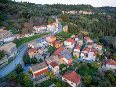 Geleneksel evleri ve kilisesi olan büyüleyici bir yamaç manzarası..
