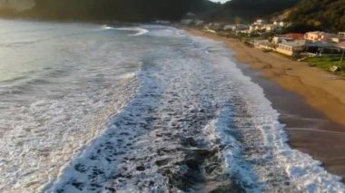 Yunanistan 'ın Korfu adasındaki Agios Georgios Pagon plajına düşen okyanus dalgalarının hava görüntüsü
