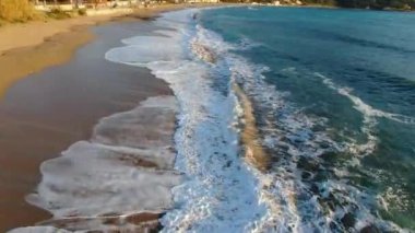 Yunanistan 'ın Korfu adasındaki Agios Georgios Pagon plajına düşen okyanus dalgalarının hava görüntüsü
