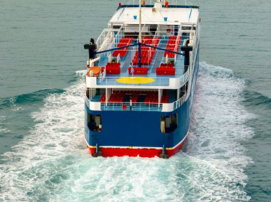 Feribot açık denizde seyrediyor..