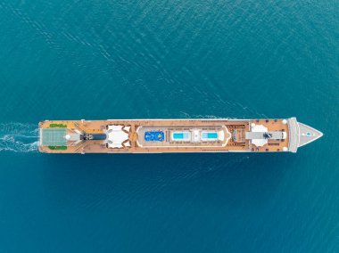 Lüks yolcu gemisi sakin okyanus sularında seyrediyor..