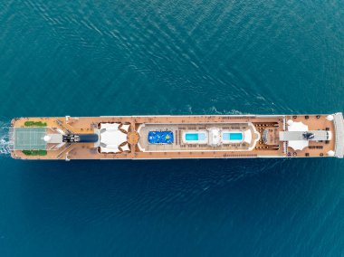 Denizdeki bir yolcu gemisinin havadan görünüşü güvertesini ve konforunu gösteriyor..