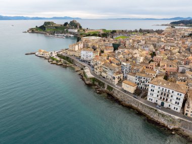Sahil kasabası hava manzarası, deniz kıyısındaki binalar.