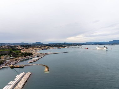 Sahil kenti limanı. Yolcu gemisi ve dağlarla dolu..