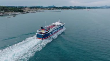 Kerkyra Denizi feribotu Yunanistan 'ın Korfu adasının limanına yaklaşıyor. Denizdeki Ulaşım.