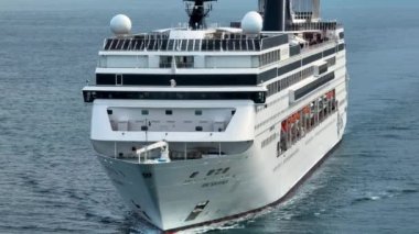 Cruise Line MSC Cruise gemisi MSC Sinfonia 2002 yılında Fransa 'da inşa edilmiştir. Korfu, Yunanistan 'da 977 kabinde 2.680 yolcuyu ağırlayabiliyor.