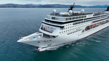 Cruise Line MSC Cruise gemisi MSC Sinfonia 2002 yılında Fransa 'da inşa edilmiştir. Korfu, Yunanistan 'da 977 kabinde 2.680 yolcuyu ağırlayabiliyor.