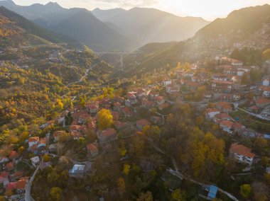 Metsovo, Yunanistan 'ın en güzel köylerinden biridir. Popüler kış tatili merkezi olan Pindos Dağı' nda yer alır.