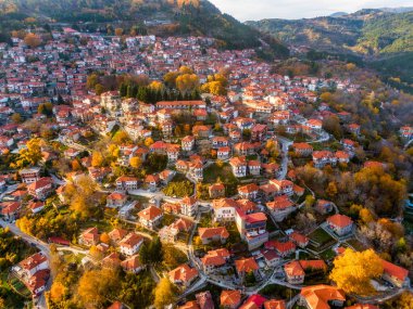 Metsovo, Yunanistan 'ın en güzel köylerinden biridir. Popüler kış tatili merkezi olan Pindos Dağı' nda yer alır.