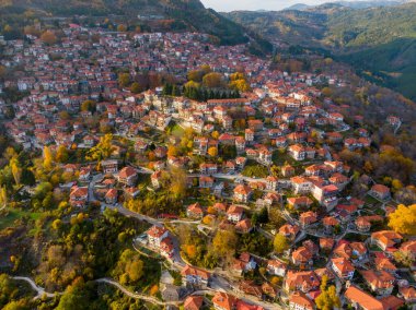 Metsovo, Yunanistan 'ın en güzel köylerinden biridir. Popüler kış tatili merkezi olan Pindos Dağı' nda yer alır.