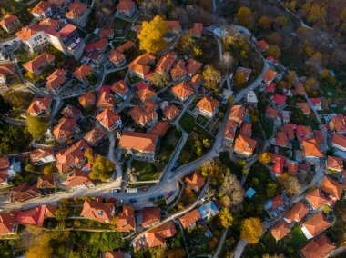 Metsovo, Yunanistan 'ın en güzel köylerinden biridir. Popüler kış tatili merkezi olan Pindos Dağı' nda yer alır.