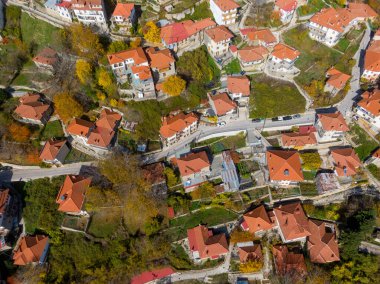 Metsovo, Yunanistan 'ın en güzel köylerinden biridir. Popüler kış tatili merkezi olan Pindos Dağı' nda yer alır.