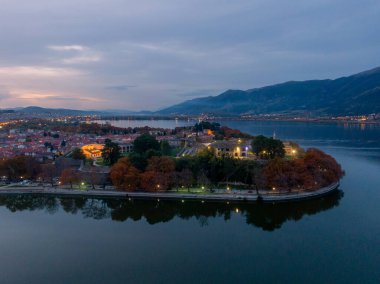 Yunanistan 'daki Ioannina kentinin havadan görünüşü, Aslan Paşa Tzami, Kyra Frosini veya nissaki adalı göl