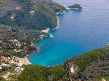 Turkuaz su, sahil ve yemyeşil yemyeşil havadan gözlerden uzak koy manzarası..