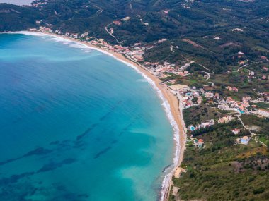 Turkuaz suyu olan bir sahil ve sahil manzarası..