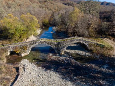Yunanistan 'ın Epirus kentindeki geleneksel Mylos Köprüsü' nün sonbaharda insansız hava aracı görüntüsü