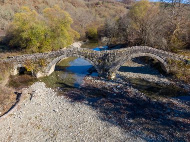 Yunanistan 'ın Epirus kentindeki geleneksel Mylos Köprüsü' nün sonbaharda insansız hava aracı görüntüsü
