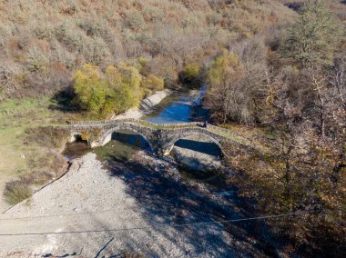 Yunanistan 'ın Epirus kentindeki geleneksel Mylos Köprüsü' nün sonbaharda insansız hava aracı görüntüsü