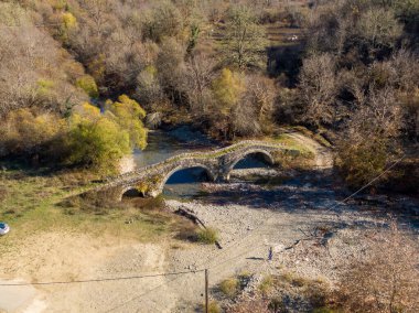 Yunanistan 'ın Epirus kentindeki geleneksel Mylos Köprüsü' nün sonbaharda insansız hava aracı görüntüsü