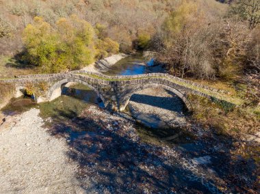 Yunanistan 'ın Epirus kentindeki geleneksel Mylos Köprüsü' nün sonbaharda insansız hava aracı görüntüsü