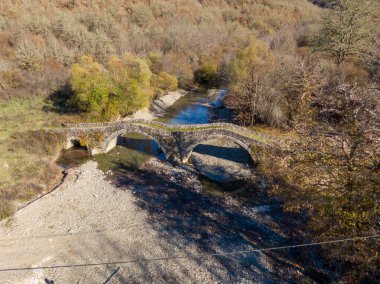 Yunanistan 'ın Epirus kentindeki geleneksel Mylos Köprüsü' nün sonbaharda insansız hava aracı görüntüsü