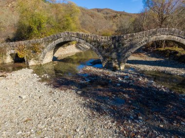 Yunanistan 'ın Epirus kentindeki geleneksel Mylos Köprüsü' nün sonbaharda insansız hava aracı görüntüsü