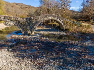 Yunanistan 'ın Epirus kentindeki geleneksel Mylos Köprüsü' nün sonbaharda insansız hava aracı görüntüsü