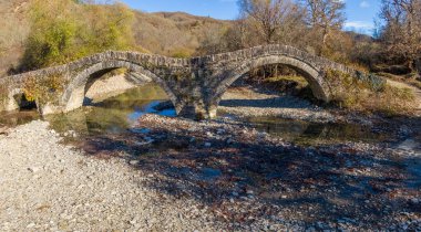 Yunanistan 'ın Epirus kentindeki geleneksel Mylos Köprüsü' nün sonbaharda insansız hava aracı görüntüsü