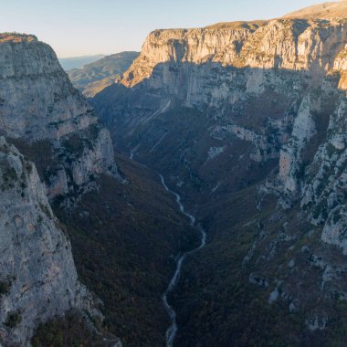 Vikos Gorge, Kuzey Yunanistan 'ın Vikos-Aoos kentindeki ulusal parktaki Oxya Viewpoint' ten. Doğa manzarası