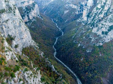 Vikos Gorge, Kuzey Yunanistan 'ın Vikos-Aoos kentindeki ulusal parktaki Oxya Viewpoint' ten. Doğa manzarası