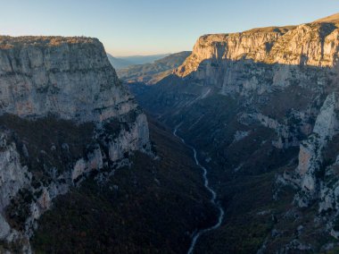 Vikos Gorge, Kuzey Yunanistan 'ın Vikos-Aoos kentindeki ulusal parktaki Oxya Viewpoint' ten. Doğa manzarası