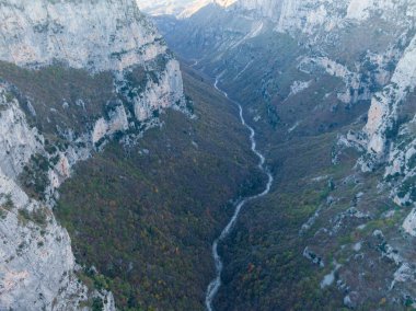 Vikos Gorge, Kuzey Yunanistan 'ın Vikos-Aoos kentindeki ulusal parktaki Oxya Viewpoint' ten. Doğa manzarası