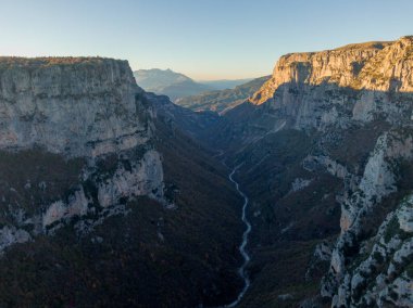 Vikos Gorge, Kuzey Yunanistan 'ın Vikos-Aoos kentindeki ulusal parktaki Oxya Viewpoint' ten. Doğa manzarası