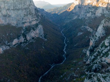 Vikos Gorge, Kuzey Yunanistan 'ın Vikos-Aoos kentindeki ulusal parktaki Oxya Viewpoint' ten. Doğa manzarası