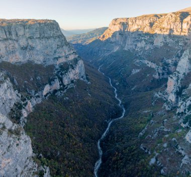 Vikos Gorge, Kuzey Yunanistan 'ın Vikos-Aoos kentindeki ulusal parktaki Oxya Viewpoint' ten. Doğa manzarası