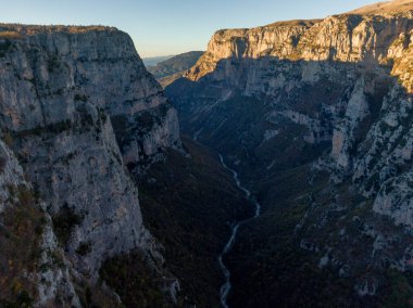 Vikos Gorge, Kuzey Yunanistan 'ın Vikos-Aoos kentindeki ulusal parktaki Oxya Viewpoint' ten. Doğa manzarası