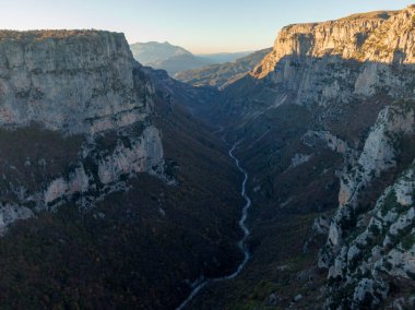 Vikos Gorge, Kuzey Yunanistan 'ın Vikos-Aoos kentindeki ulusal parktaki Oxya Viewpoint' ten. Doğa manzarası