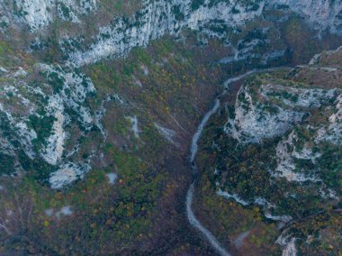 Vikos Gorge, Kuzey Yunanistan 'ın Vikos-Aoos kentindeki ulusal parktaki Oxya Viewpoint' ten. Doğa manzarası