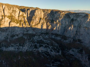 Vikos Gorge, Kuzey Yunanistan 'ın Vikos-Aoos kentindeki ulusal parktaki Oxya Viewpoint' ten. Doğa manzarası
