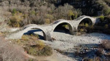Voidomatis nehri üzerindeki Kalogeriko 'nun Arches taş köprüsünün insansız hava aracı görüntüsü. Orta Zagoria, Epirus, Yunanistan. Plakidas Köprüsü