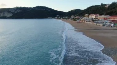 Okyanus dalgalarının Agios Georgios pagon, Korfu, Yunanistan 'daki kumlu plajlara düşüşünün hava görüntüsü