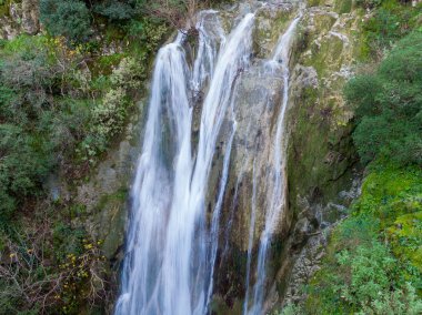 Korfu Yunanistan 'da sonbahar ormanlarında inanılmaz şelale.