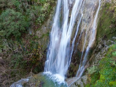 Korfu Yunanistan 'da sonbahar ormanlarında inanılmaz şelale.