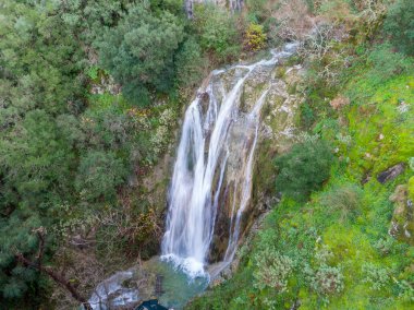 Korfu Yunanistan 'da sonbahar ormanlarında inanılmaz şelale.