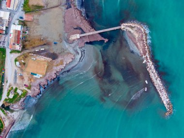 Bir iskele ve kıyı şeridinin havadan görüntüsü