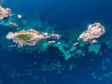 Turkuaz denizdeki kayalık adaların havadan görünüşü