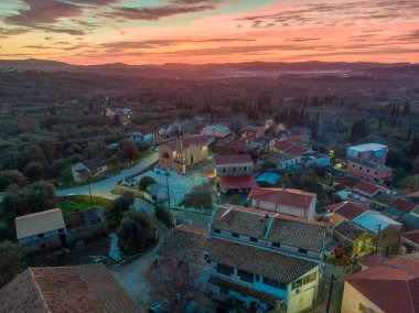 Yunanistan 'ın Korfu adasındaki Xanthates köyünün insansız hava aracı gece görüntüsü