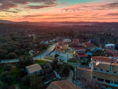 Yunanistan 'ın Korfu adasındaki Xanthates köyünün insansız hava aracı gece görüntüsü