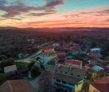 Yunanistan 'ın Korfu adasındaki Xanthates köyünün insansız hava aracı gece görüntüsü